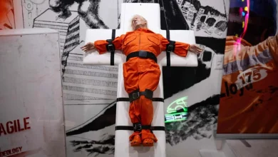 Photo of “特朗普”穿囚服遭绑十字架雕塑 瑞士展出引发关注