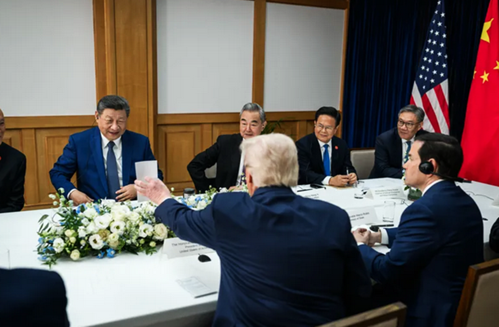 特朗普拿出小卡片。（照片取自@The White House Flickr）