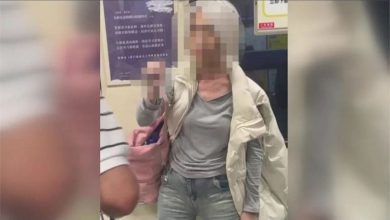 Photo of 疑不满脚被踩 台北捷运乘客车厢亮刀 遭警带走侦办