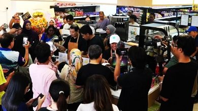 Photo of 视频〡便利店开幕 拉菲兹亲自冲咖啡端食物