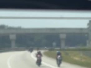 Photo of 女子怒骂大道飙车族 挥衣架准备下车“教训”引热议