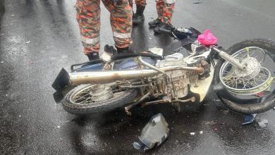 Photo of 18岁骑士失控冲入反向车道 遭罗里撞飞坠沟亡