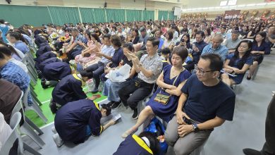 Photo of 钟灵独中第63届毕业典礼 329名毕业生跪拜父母