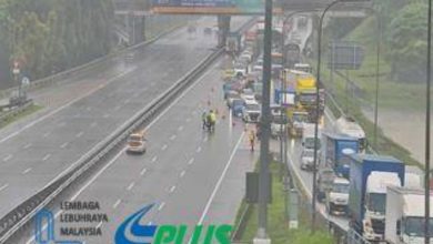 Photo of NKVE沙亚南路口闪电水灾 封路导致大堵车