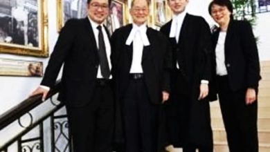 Photo of 张健仁儿子披法袍 祖孙三代皆律师