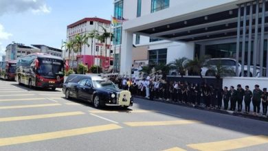 Photo of 丹斯里张晓卿举殡| 灵车经过常青大厦 数百职员列队 鞠躬送别大家长