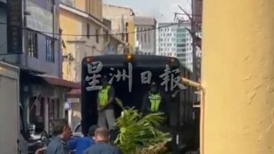Photo of 走廊花盆须移走 执法员向违例业者开通告
