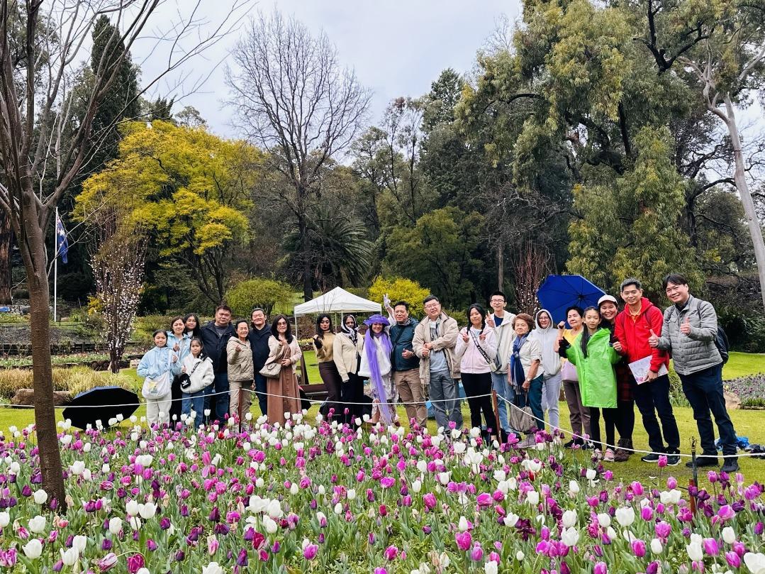 安琪儿首席营运长梁庆强带领6天4晚柏斯~全体团员在鬱金香花圃前合影。