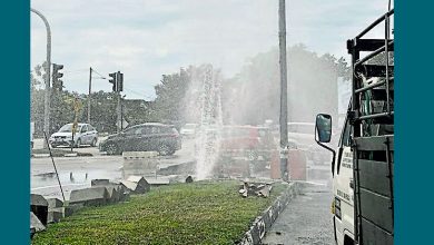 Photo of 新街场峇都昔娜路及学院路 水管爆喷10米高水柱