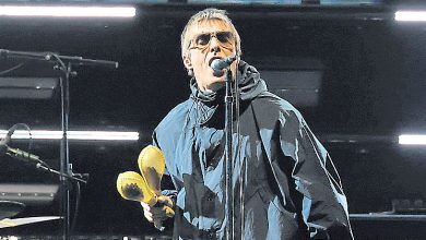 Photo of 狂迷丢烟火袭观众Oasis Liam咒狂必有报应