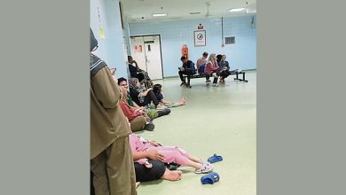 Photo of 关丹医院椅子不足民众坐地 彭卫局增塑料椅解决