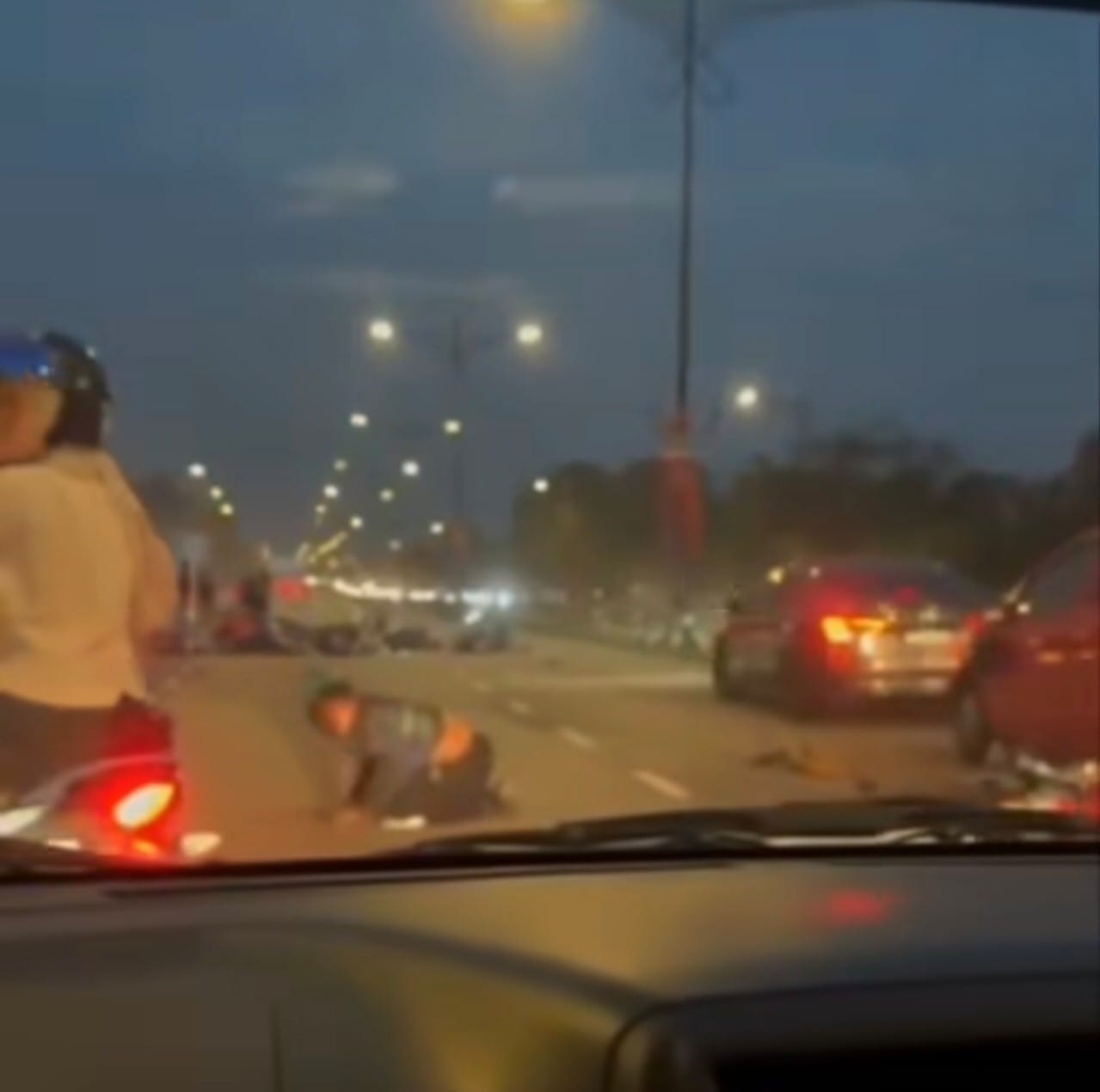 摩多党车祸9连环撞数人倒地动也不动但活了下来| 即时| 国内| 2025-12-01 – 光明日报