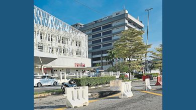 Photo of 怡班台医院前现巨坑  驾驶者受促谨慎通行