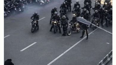 Photo of 孤身抗争！民众勇敢对峙警察  抗议经济困境