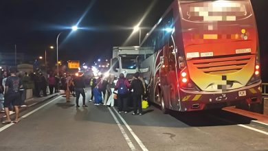 Photo of 载30人长巴失控越道 桥上迎撞拖格罗里
