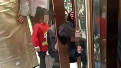 Photo of 女童头卡商场门缝! 消防员拆门救人