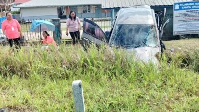 Photo of 轿车失控翻覆 5人送医 1人无恙