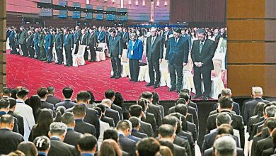 Photo of 为火灾遇难者默哀 港特首矢查明真相