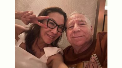 Photo of 温馨放闪 !携夫回马晒全家福  甜笑模仿Labubu