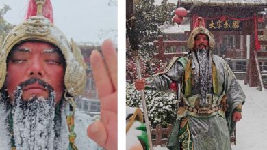 Photo of 景区演员风雪中扮关公 胡子结霜惨变“冰雕”