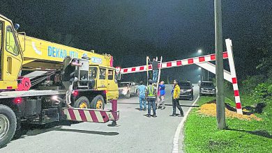 Photo of 遭罗里猛撞 限高杆连夜被拆