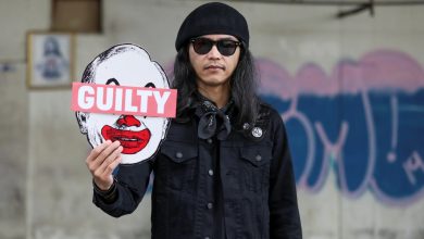 Photo of 艺术家法米展示老鼠衣服上写PM 被警援通讯法令调查及传召录取口供