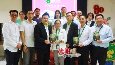 Photo of 推广韩中阅读文化 谢目荣携新作回馈母校