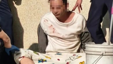 Photo of 32歲男子揮雙菜刀闖便利店  胡言亂語先向桌子潑不明溶劑引恐慌