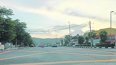 Photo of 斜坡分界堤反光棒阻视线 路口右转危机四伏