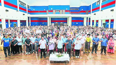 Photo of 柔大臣返选区派援金 80万颁4356受惠者
