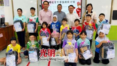 Photo of 刘俊辉2校送爱心礼包 34学生受惠