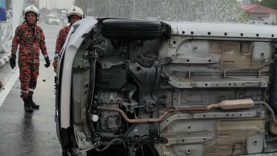 Photo of 女司机撞破水管翻车 水柱冲天