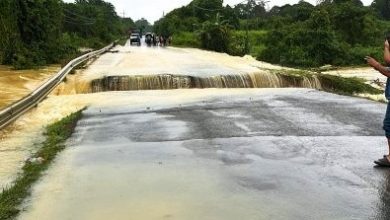 Photo of 山洪冲毁道路酿交通瘫痪 考生冒险越护栏赴考场