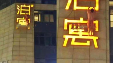 Photo of 偷情翻车瞬间！男子裸上身“穿四角内裤”高挂旅馆外墙