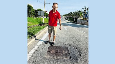 Photo of 摩多辗过凹陷路盖翻覆 裁缝师手脚严重擦伤