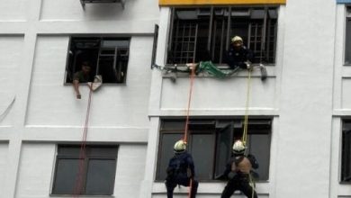 Photo of 54岁男反锁屋内大闹2小时 民防铺垫破门救人