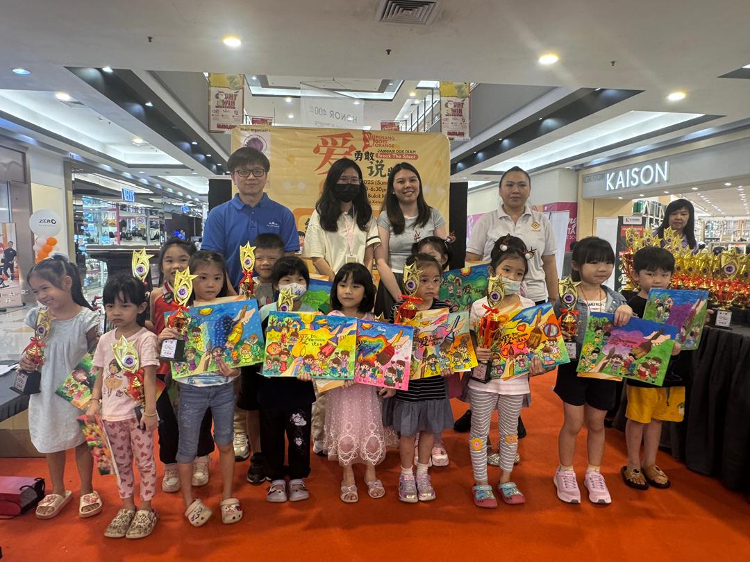 A组4至6岁的小小画家高举获奖的“爱,勇敢说出来的”美丽画纸。
