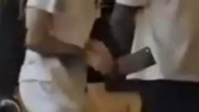 Photo of 多名男子持椅菜刀围攻 一男子倒地不起