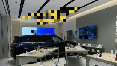 Photo of 商场车展惊魂! 孩童误触操作 轿车失控撞毁手机店墙面