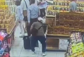 Photo of 视频 | 后拉式购物篮手袋被“顺走” 80岁狮城夫妻手机护照失窃