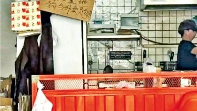 Photo of 餐厅厨房挂“狗与外卖员勿进” 店员被拘