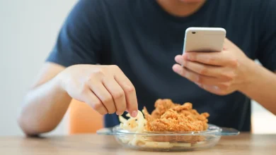 Photo of 放大假追剧怕发福？吃东西时看电视不如滑手机