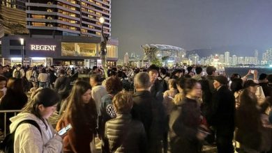 Photo of 港取消烟花倒数汇演 尖沙咀人流减 游客留维港倒数