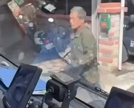 Photo of 男子追不到垃圾车跌倒 隔天竟持刀恐吓清洁队员遭逮