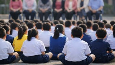 Photo of 让小学生烈日下席地而坐 周会这现象引网民热议