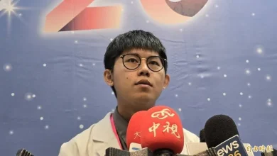Photo of 靠保安爸捡二手书苦读 他台大毕业当上医生!