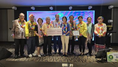 Photo of 韩中75年毕业同学会 校友捐智能板回馈母校 