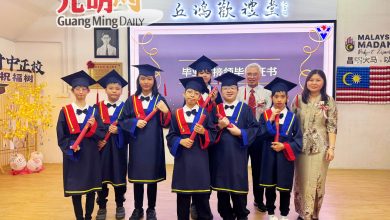 Photo of 时中正校11毕业生 献花卡片拥谢师长