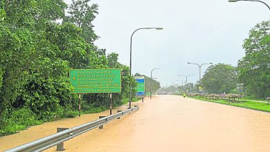 Photo of 甘孟交通灯路口处淹水 关路禁轻型车通行