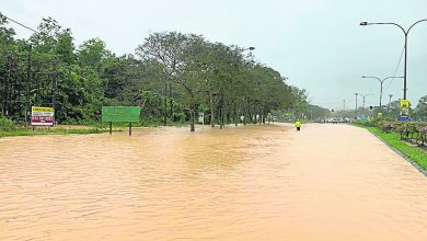 Photo of 民防队卡车闯水路 送22监考员赴考场